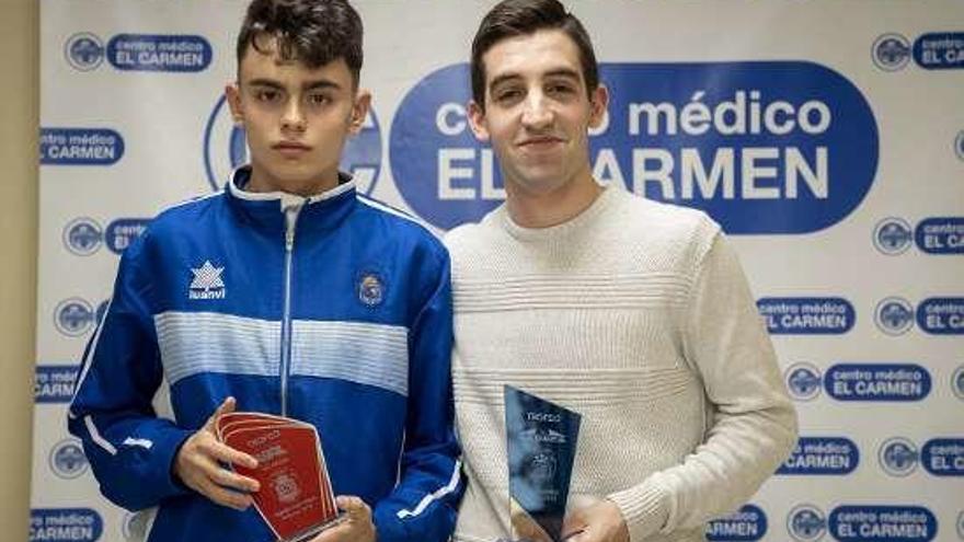 Los dos jugadores del Sala Ourense con sus trofeos // E. Sarmiento