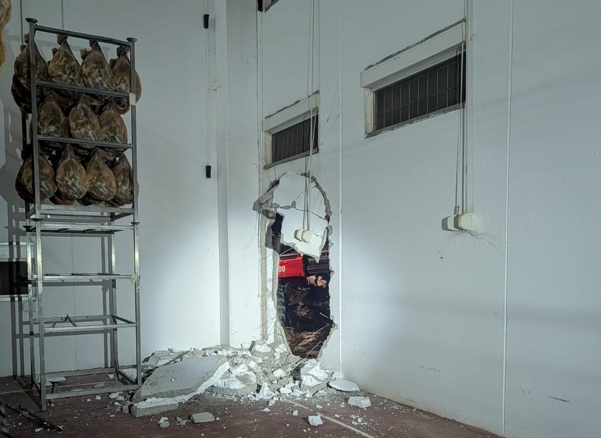 Los ladrones realizaron un butrón en la nave de Jamones Encinacorba, la madrugada de este lunes.