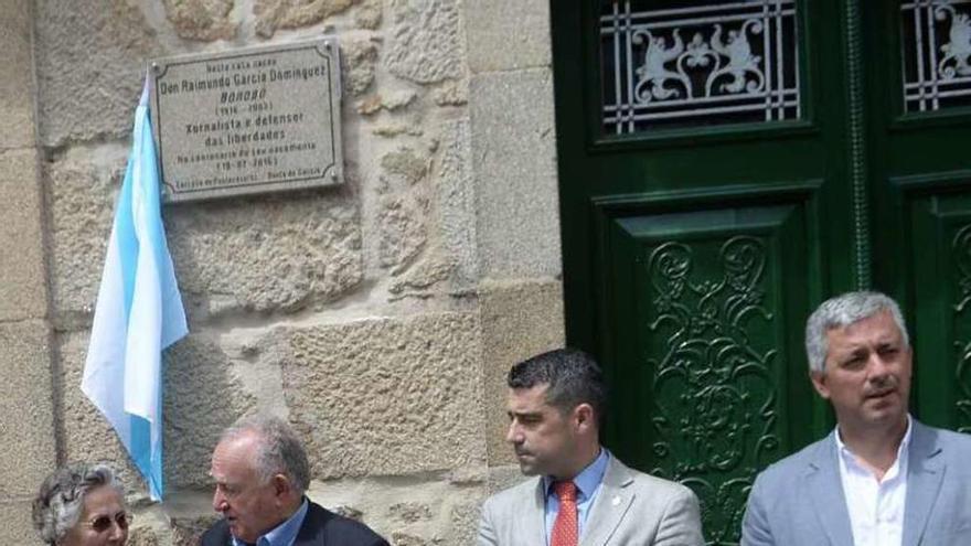 El alcalde (2º d.), en el homenaje del Concello a &quot;Borobó&quot;. // Noé Parga