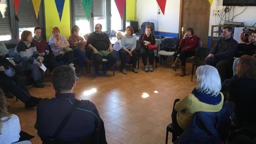 La cinquantena de veïns de l&#039;alt Berguedà reunits ahir al matí a Vallcebre amb els dos advocats