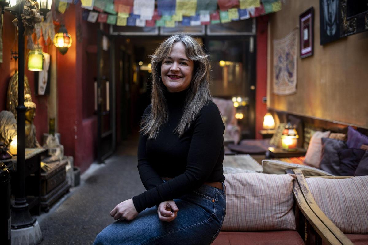 La candidata de Podemos-Alianza Verde, María Goicoechea, esta semana en el bar La Terraza de Zaragoza.