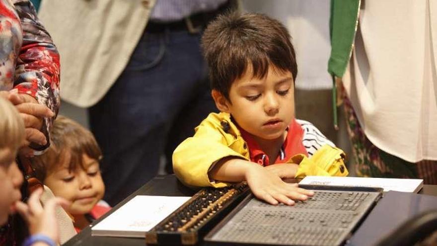Un niño toca una de las piezas de lectoescritura.