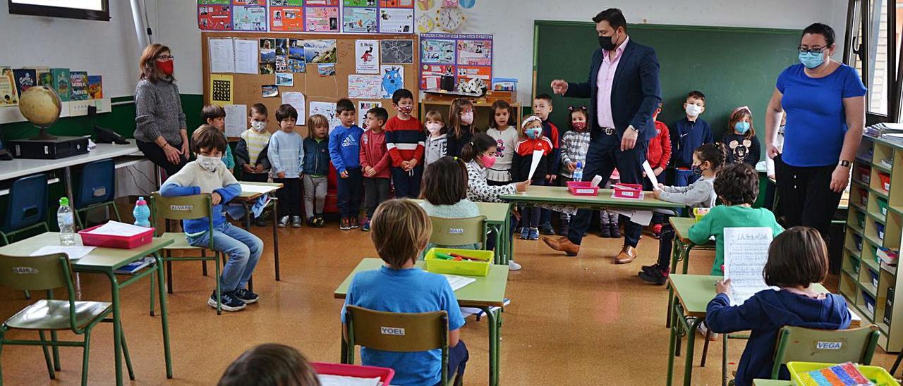 David Colado, en un ensayo en la escuela de Guimarán-El Valle. A la izquierda, un niño con la partitura de la nana. | B. G.