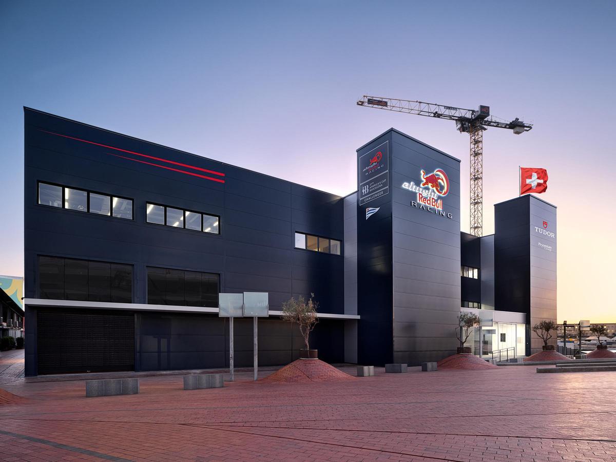 Así es la base del Alinghi en Barcelona