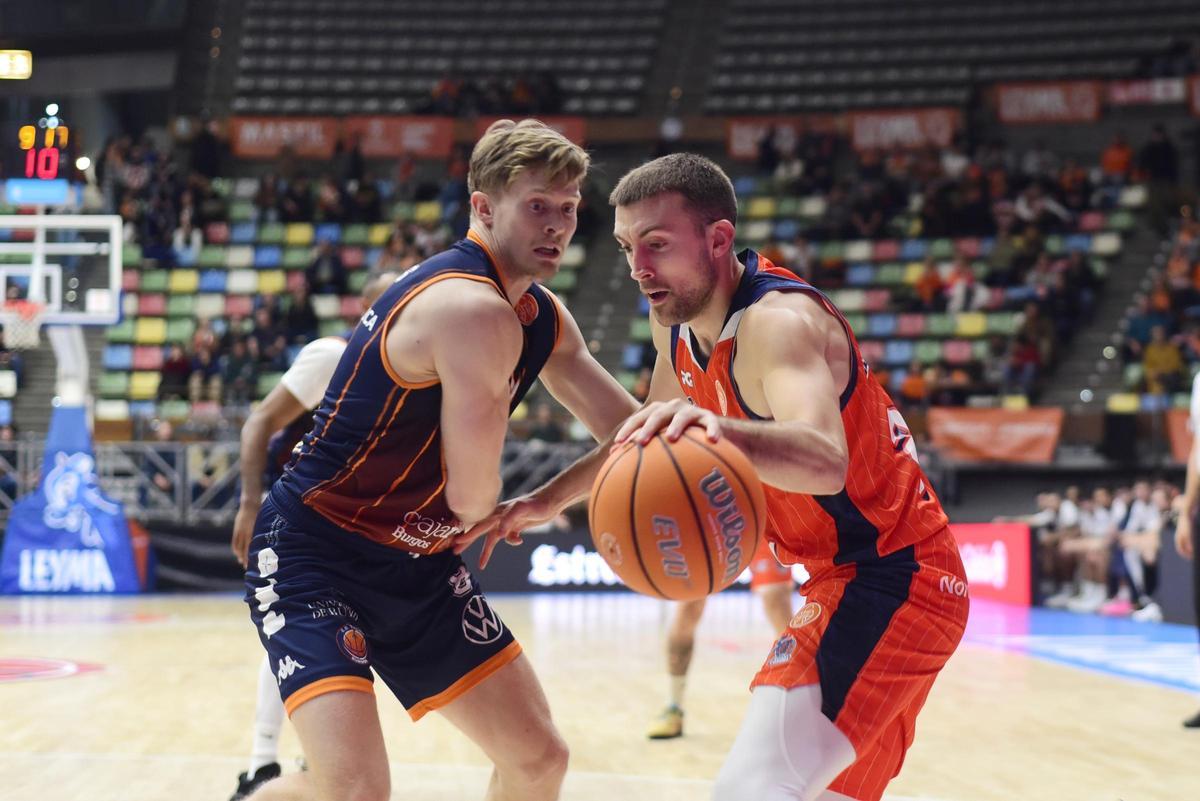 Joe Cremo trata de superar a Terins en el partido de la Copa España en el Coliseum.