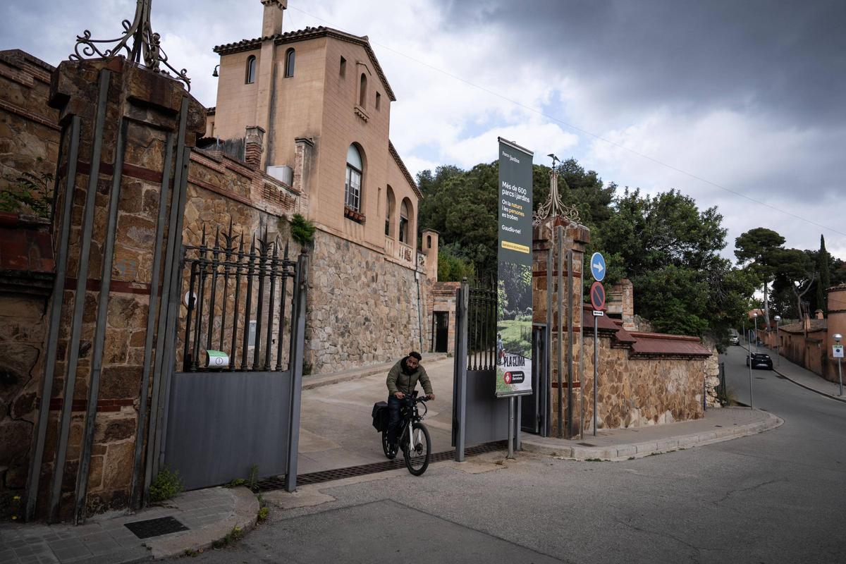 La entrada histórica al parque del Castell de l'Oreneta, en el barrio de Sarrià, en Barcelona.