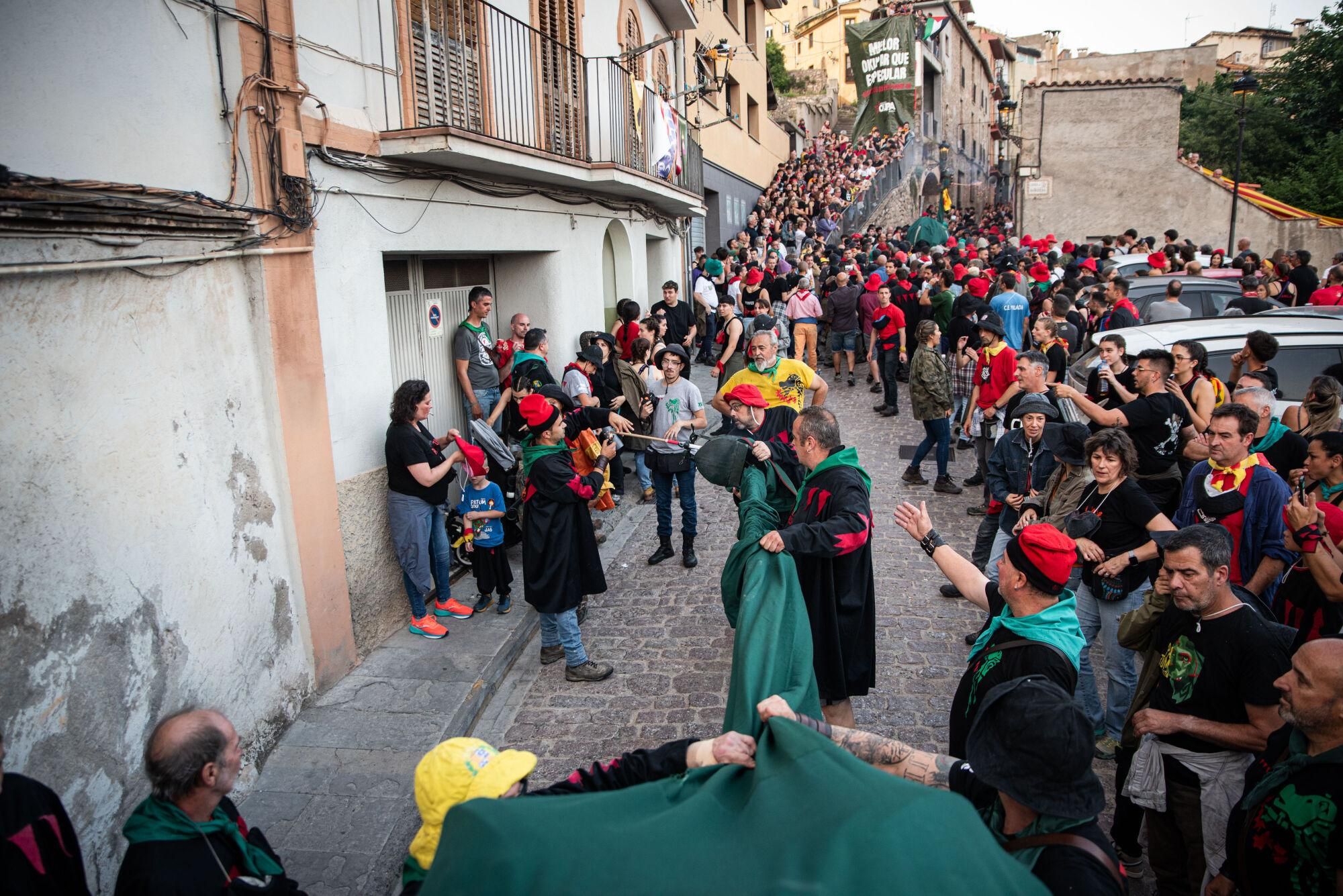 Les millors fotos dels primers salts del passacarrers de la Patum 2025