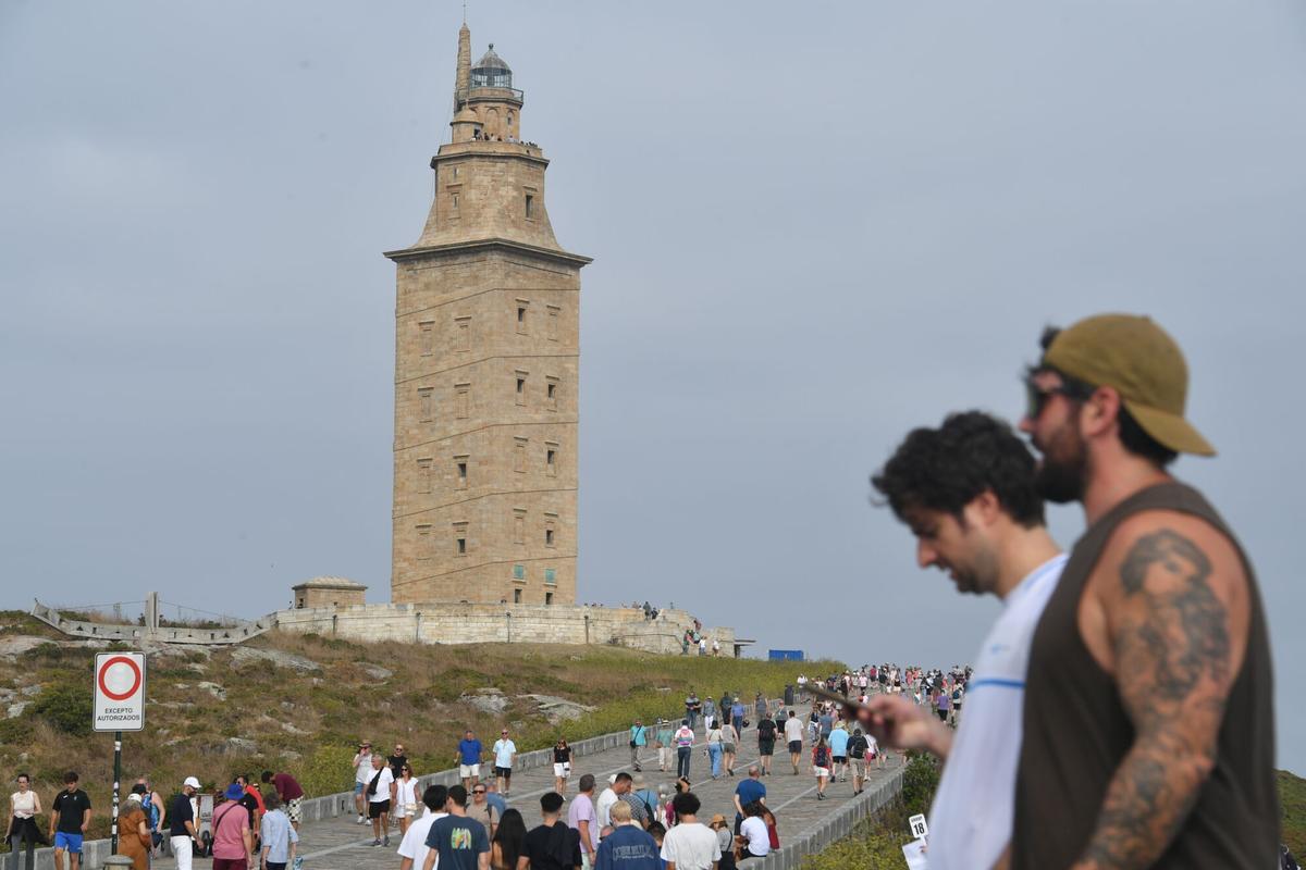 La Torre de Hércules contó con numerosas personas que quisieron ver y captar el eclipse.