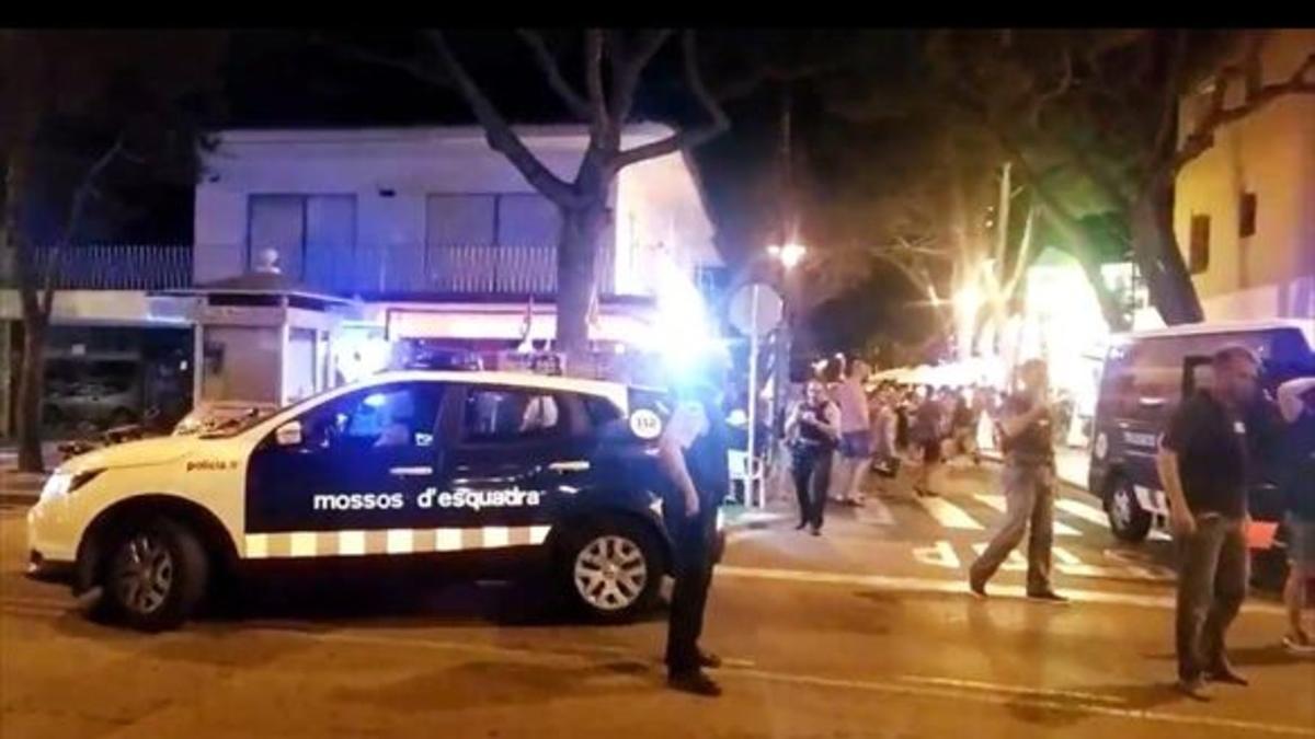 Los mossos en Platja d'Aro, anoche, en una imagen colgada en Twitter.