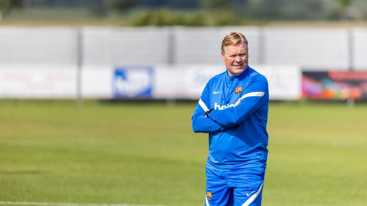 30 July 2021, Baden-Wuerttemberg, Donaueschingen: Barcelona coach Ronald Koeman leads a training session ahead of Saturday's Club Friendlies soccer match against VfB Stuttgart. Photo: Philipp von Ditfurth/dpa