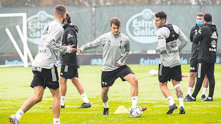 Denis Suárez, ayer, controla el balón ante Hugo Mallo, con Óscar García siguiendo la acción.