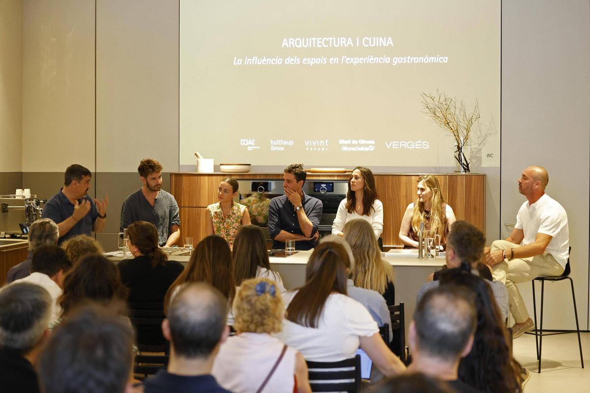 Membres de la taula rodona sobre arquitectura i cuina que es va celebrar ahir a l'espai Bulthaup de Girona.