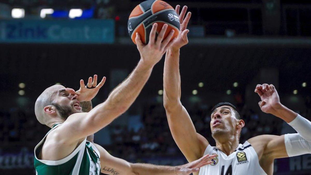 Gustavo Ayón tapona a un nefasto Nick Calathes