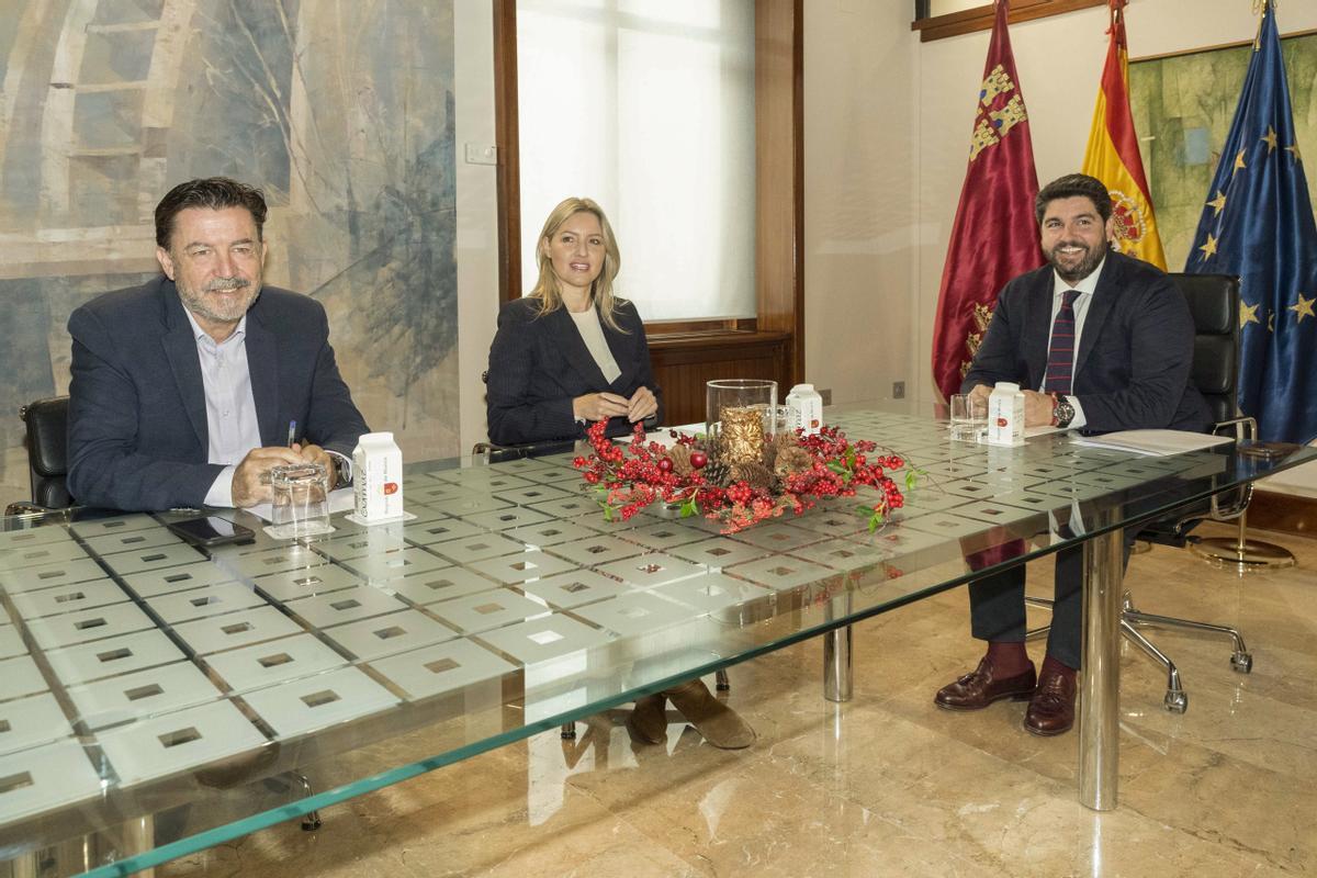 La primera reunión de López Miras ha sido con los diputados de Cs Ana Martínez Vidal y Juan José Molina.