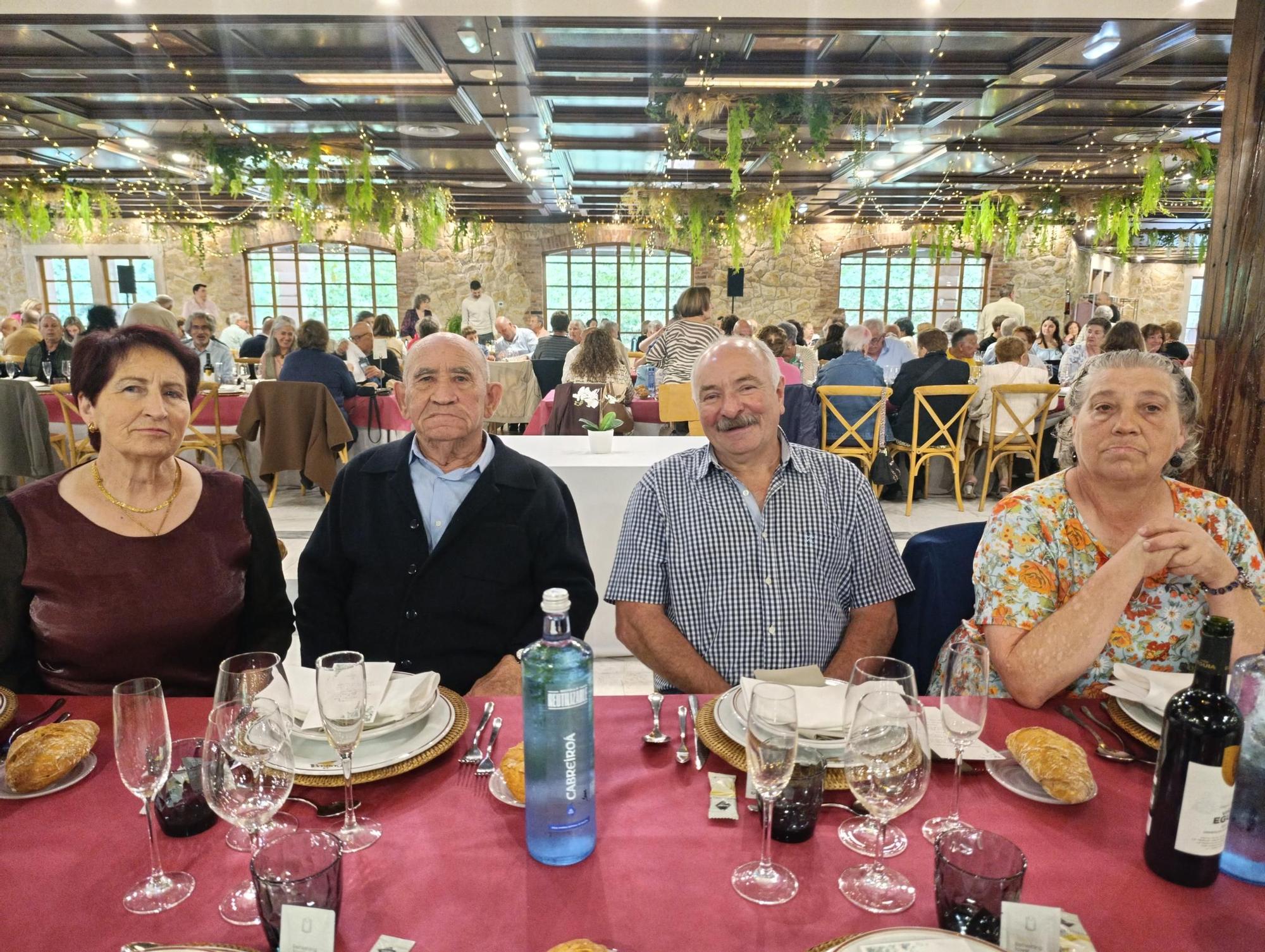 Emotivo y multitudinario homenaje a los sanitarios de Villabona