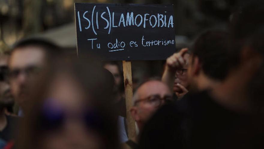 Manifestación contra la islamofibia, ayer, en las Ramblas de Barcelona.