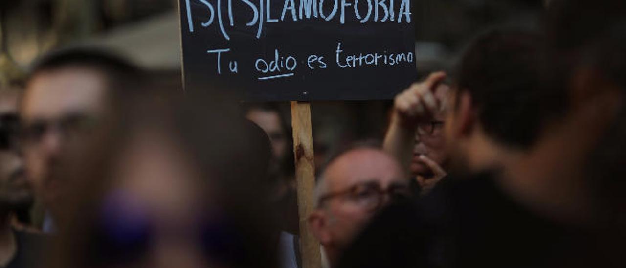 Manifestación contra la islamofibia, ayer, en las Ramblas de Barcelona.