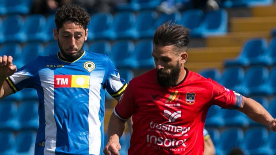 Candela presiona a un jugador del Formentera, el pasado domingo
