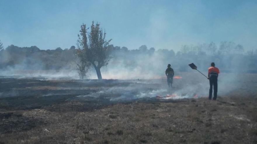 Dos efectivos trabajan en la extinción de las llamas en Ferreras de Abajo