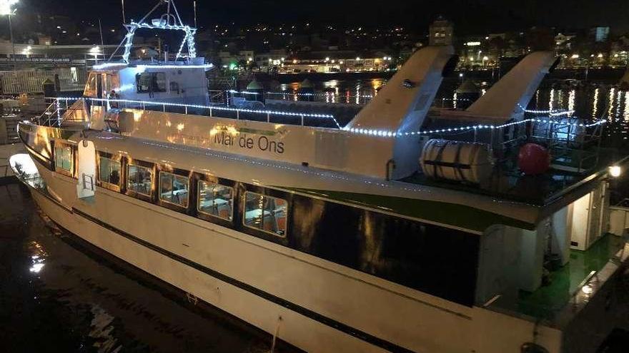 El barco de Mar de Ons también se adornó de luces navideñas para la ocasión. // FdV