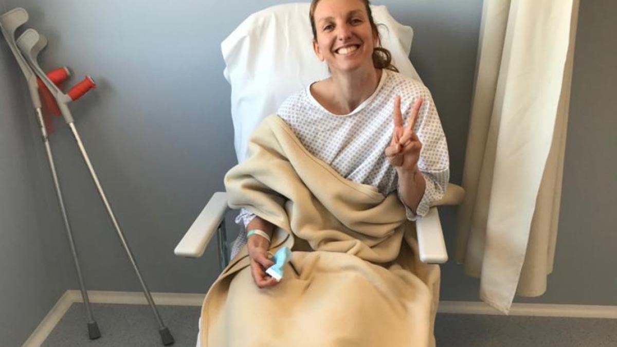 Laura Gil sonríe después de haber sido operado con éxito por el doctor Muñoz
