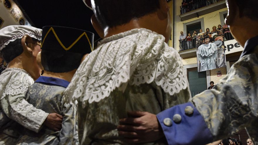 A la foto: Els quatre nans nous en el moment de l'homenatge a Isanta. Al vídeo: Els nans ballen durant la Patum Completa d'aquest dijous