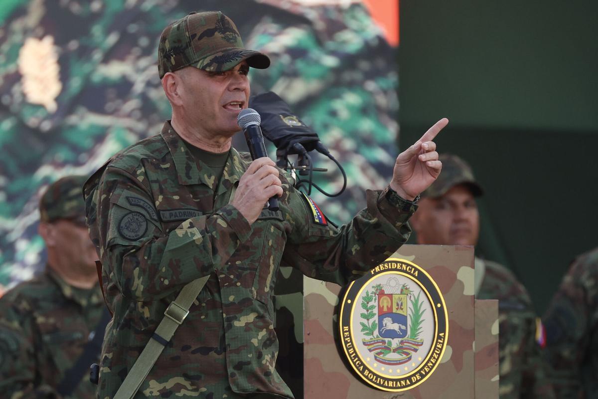 Fotografía de archivo del ministro de Defensa de Venezuela, Vladímir Padrino López, hablando durante un ejercicio militar en Caracas.