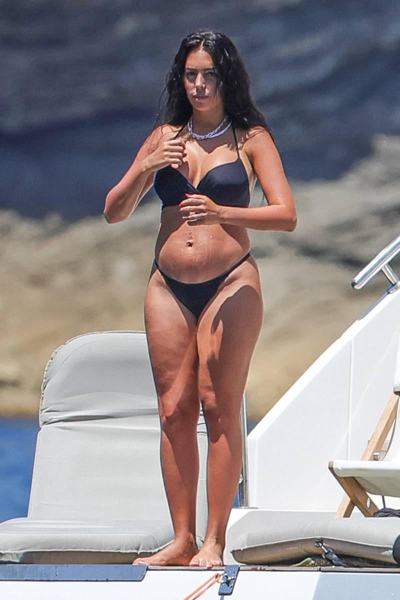 Georgina Rodríguez con bikini negro y collar de brillantes
