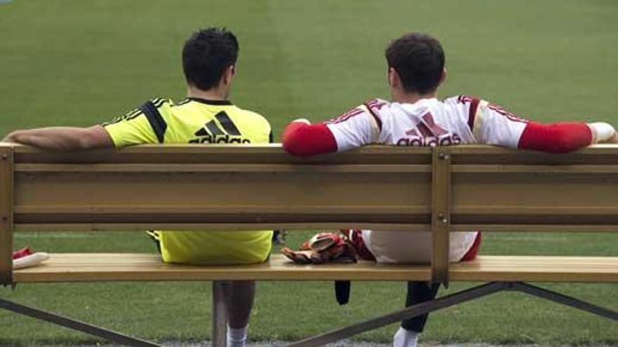 Xavi y Casillas, en la charla que mantuvieron.