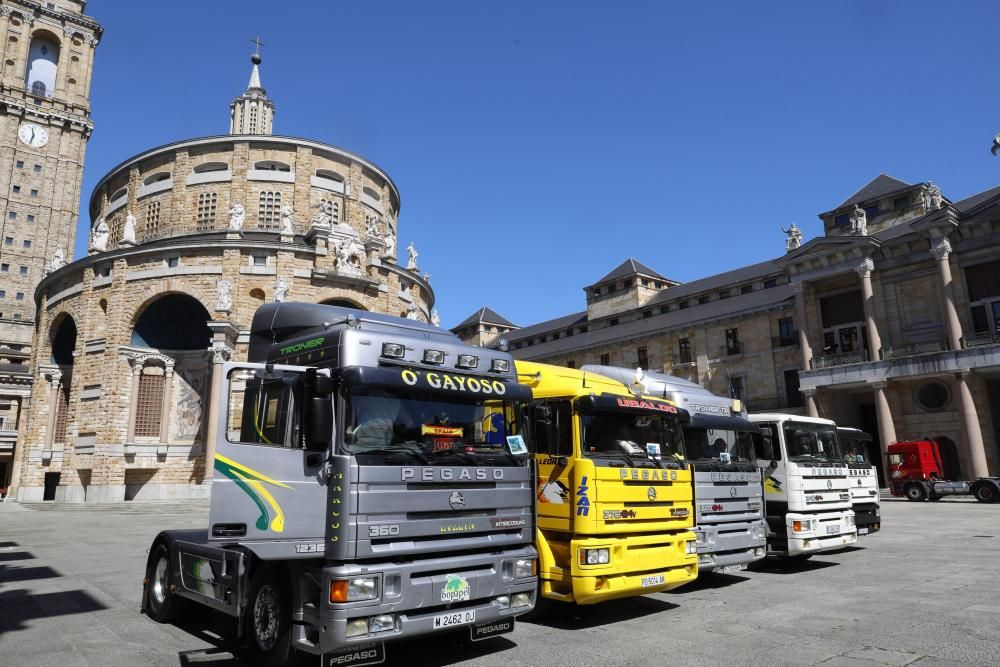 Exhibición de camiones clásicos en Gijón