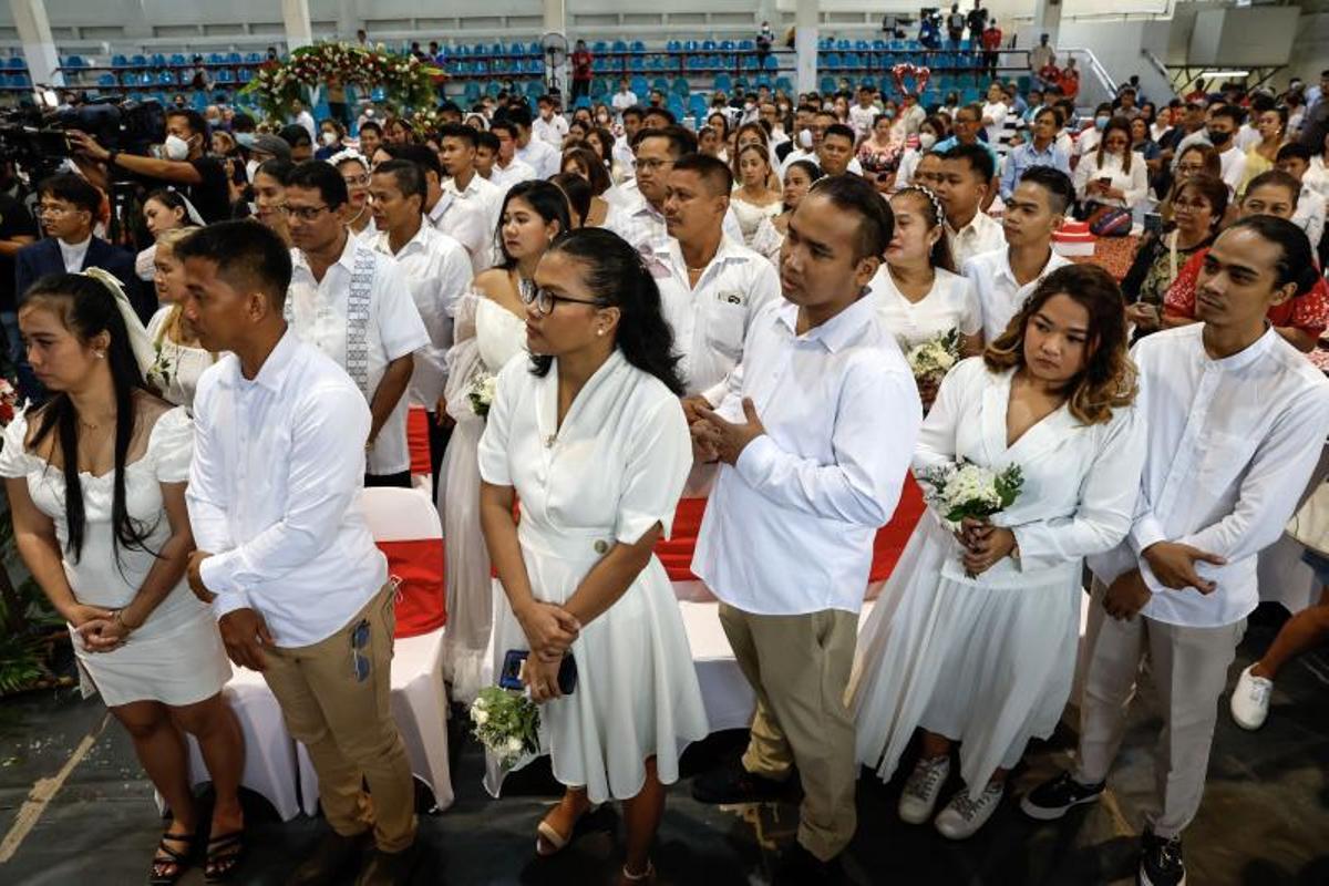 Ceremonia de boda civil masiva con motivo del Día de San Valentín en la ciudad de San Juan, Metro Manila, Filipinas