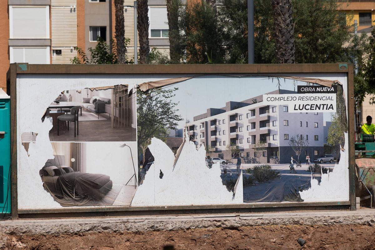 Cartel del complejo residencial ubicado en la parcela derrumbada.