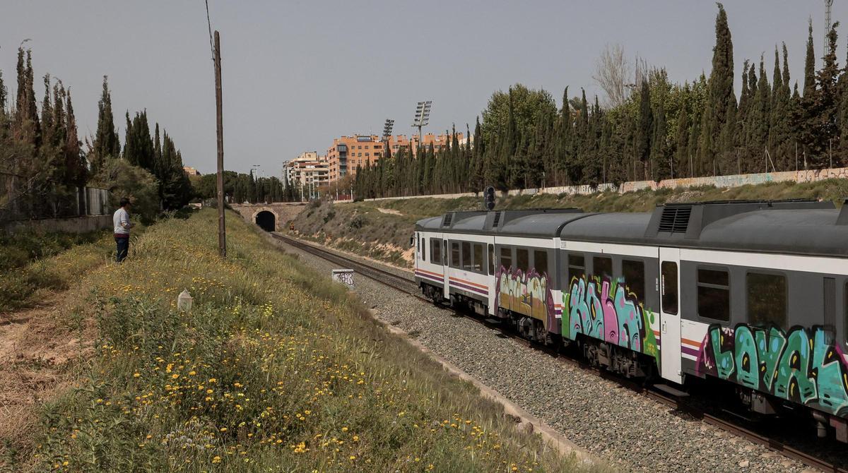 El acceso a las vías del tren en pleno casco urbano es muy sencillo