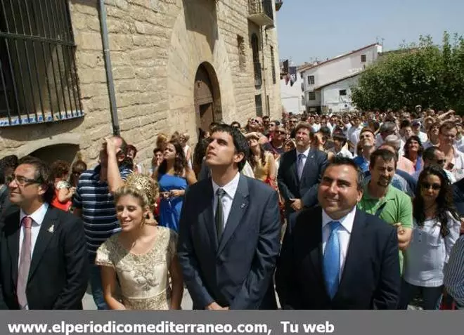 LA COLONIA DE AUSENTES DE MORELLA AGASAJA A LA VIRGEN CON LA OFRENDA DE FLORES Y PÓLVORA