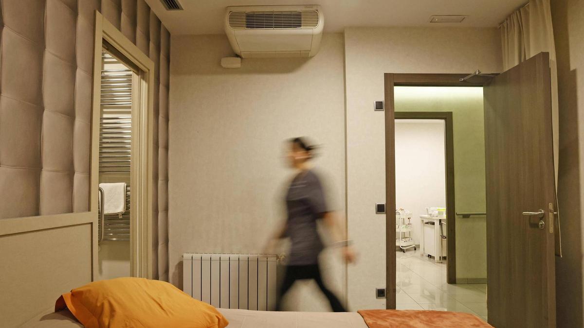 Una de les habitacions de la residència Can Regàs de Girona, amb aire condicionat.