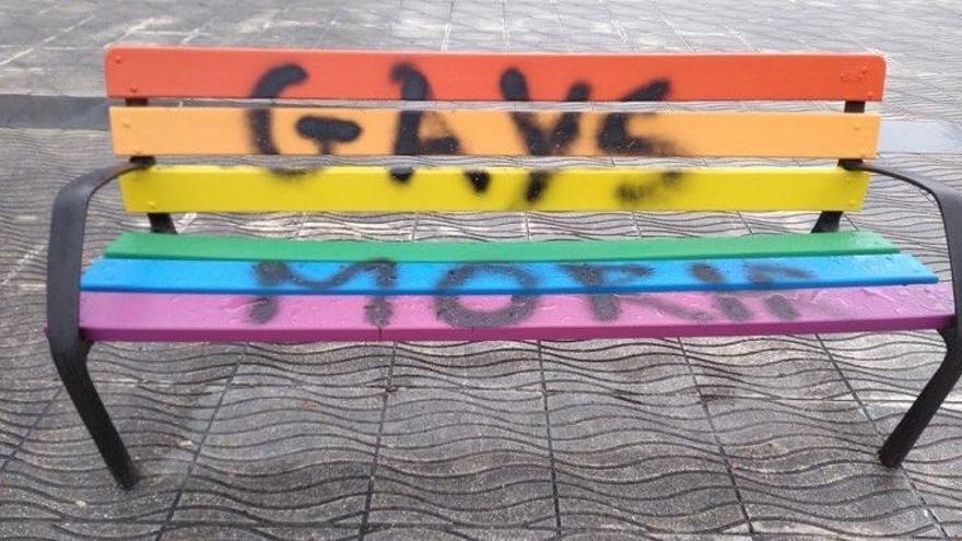 Atacan con pintadas homófobas y amenazas los bancos arcoiris de Langreo