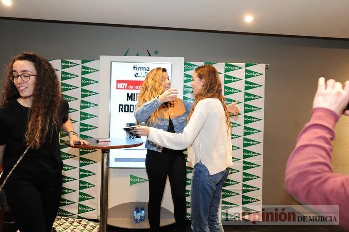 Miriam Rodríguez firma discos en El Corte Inglés