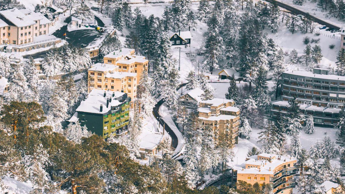 El pueblo a menos de 1 hora de Madrid que no te puedes perder este enero: nieve y las mejores vistas de postal