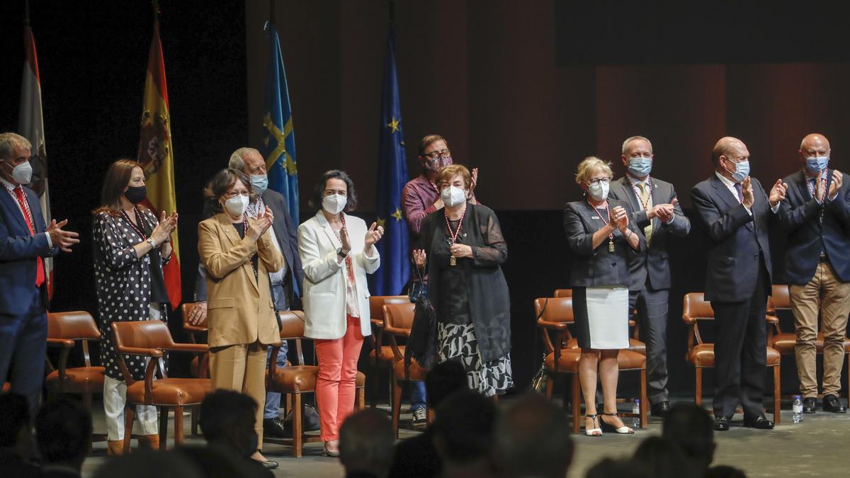 Entrega de honores y distinciones de Gijón en el teatro Jovellanos