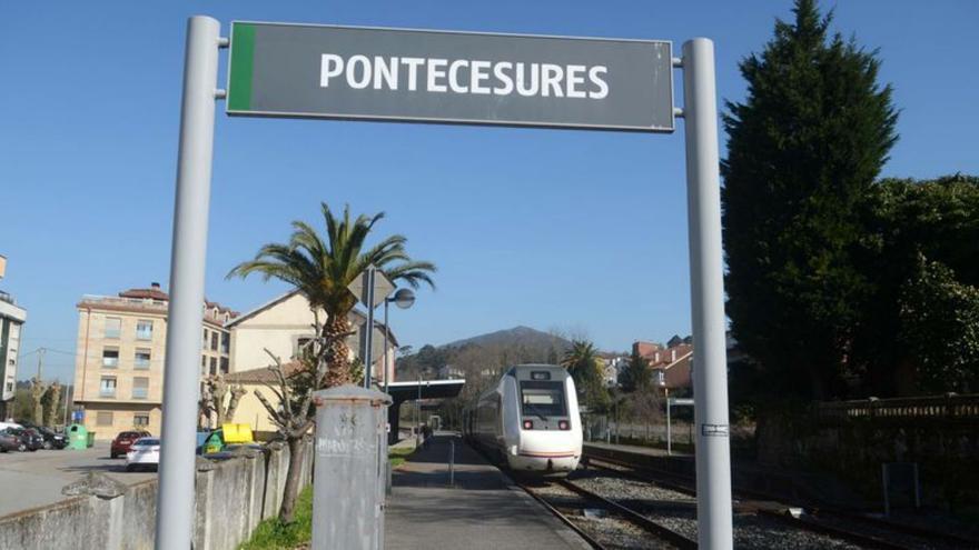 Las linternas del móvil son necesarias para subirse al tren en la estación de Pontecesures