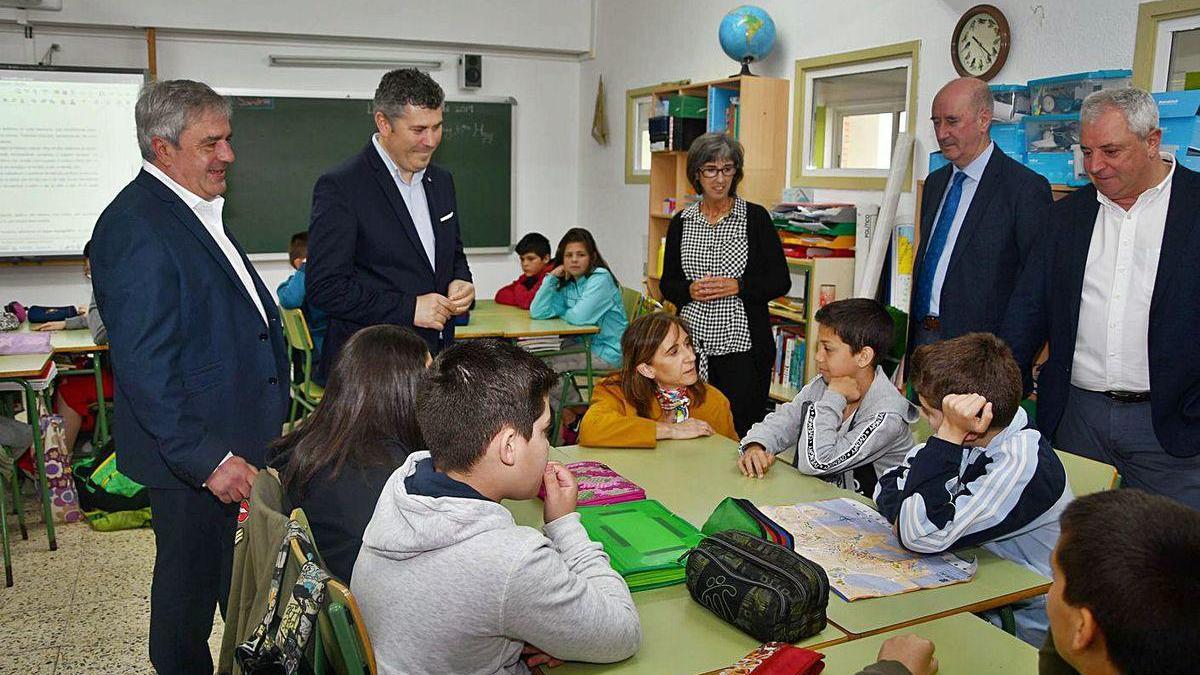 Visita de la exconselleira Carmen Pomar al colegio Otero Valcárcel en mayo de 2019.