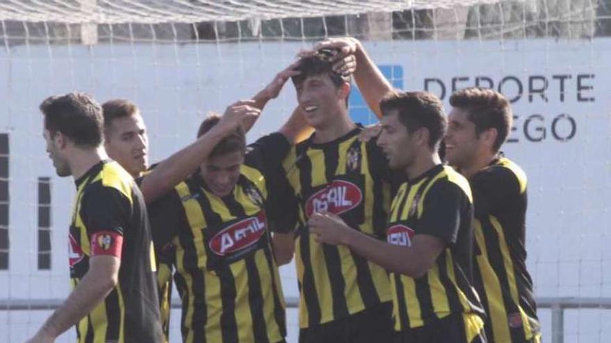 Los jugadores del Rápido celebran un gol. // José Lores