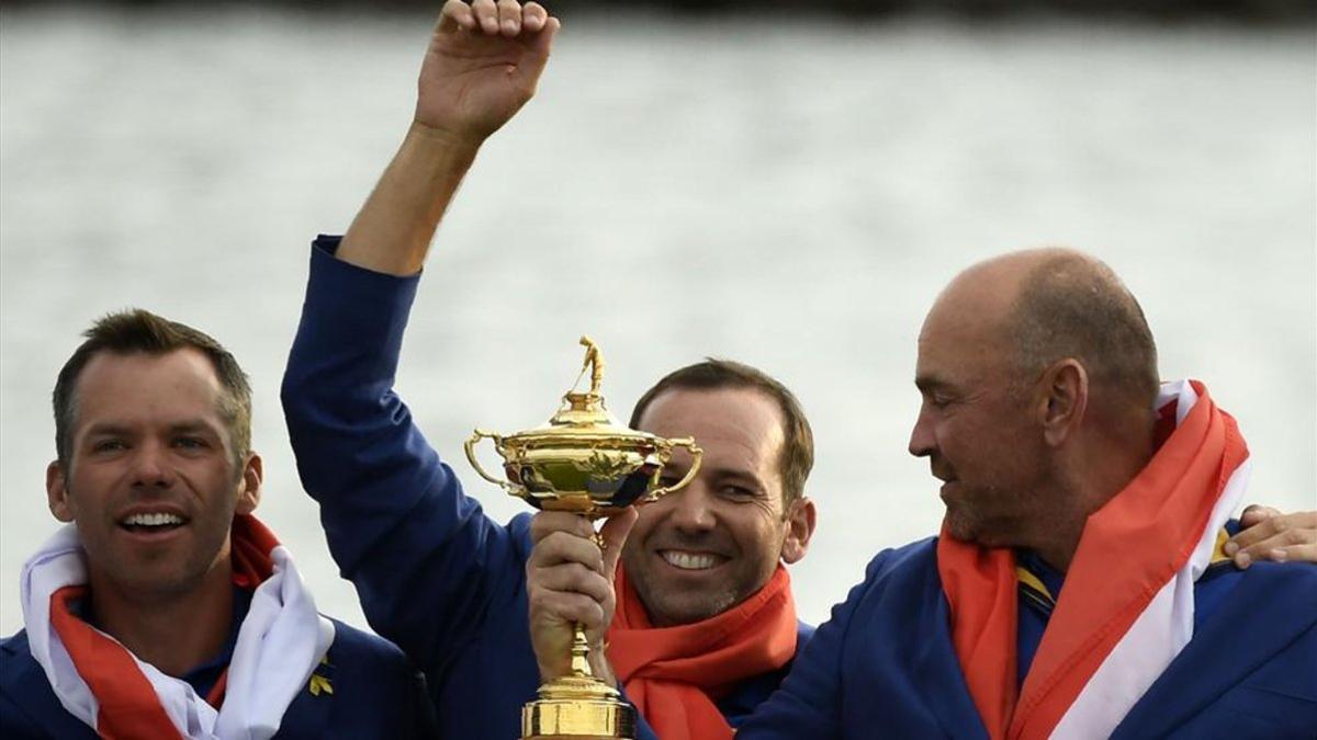 Sergio celebra la victoria junto al capitán Björn y Paul Casey