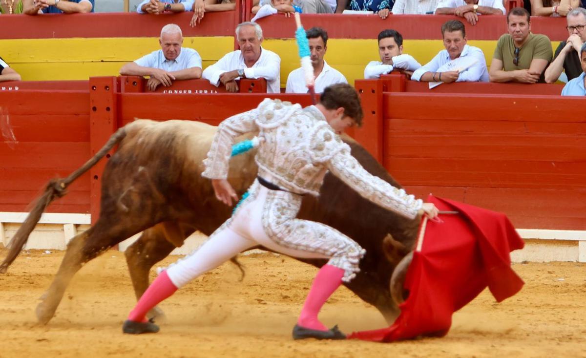 Israel Guirao, en el inicio de la faena de muleta al cuarto novillo del festejo.