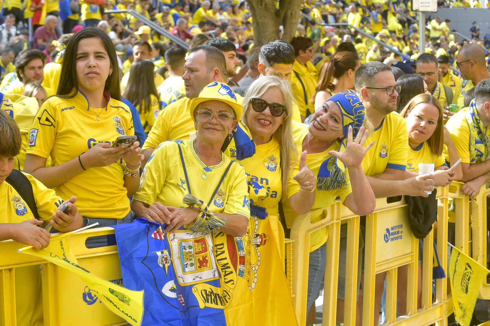 La afición recibe a la guagua de la UD Las Palmas en Fondos de Segura