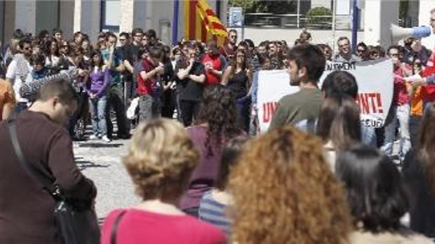 Más de 300 profesores y estudiantes escenificaron ayer una concentración de protesta en el ágora de la Universitat Jaume I.