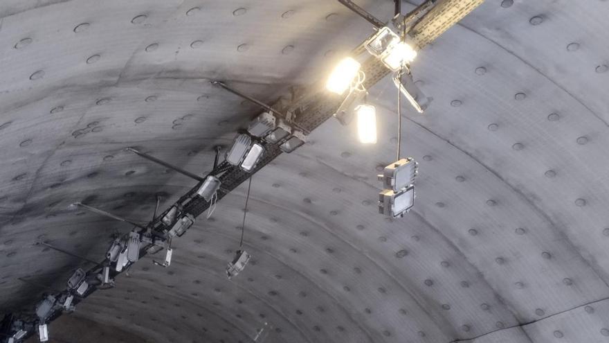 Alguns dels llums del túnel que han quedat penjant