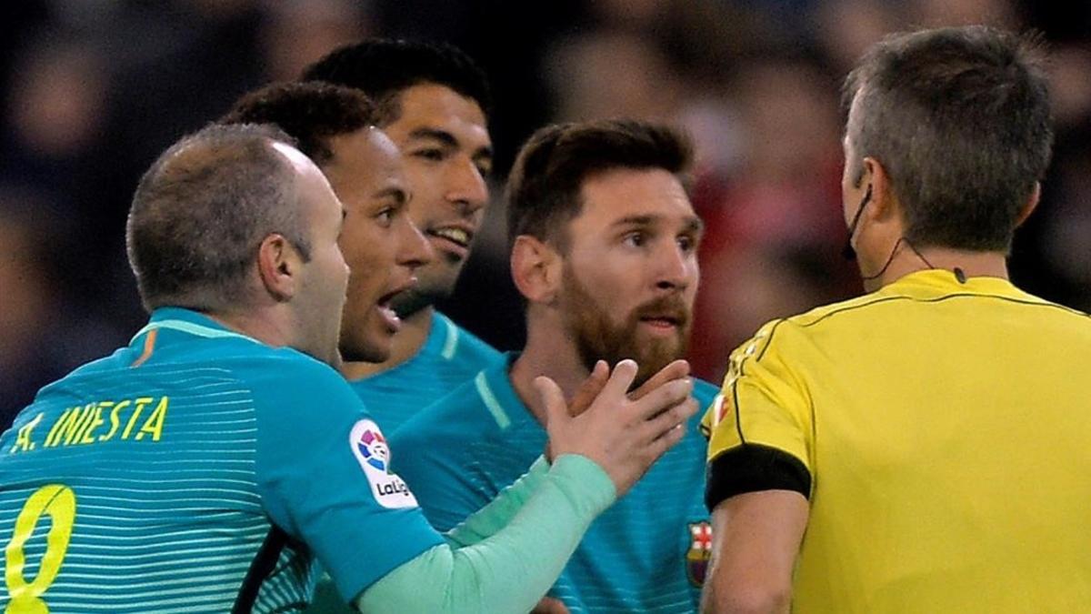 Iniesta, Neymar, Suárez y Messi protestan en San Mames al colegiado Fernández Borbalán.