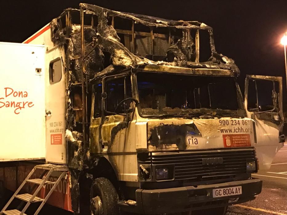 Arde en llamas un camión de donación de sangre