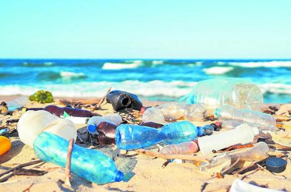 Ampolles abandonadesen una platja. | SHUTTERSTOCK
